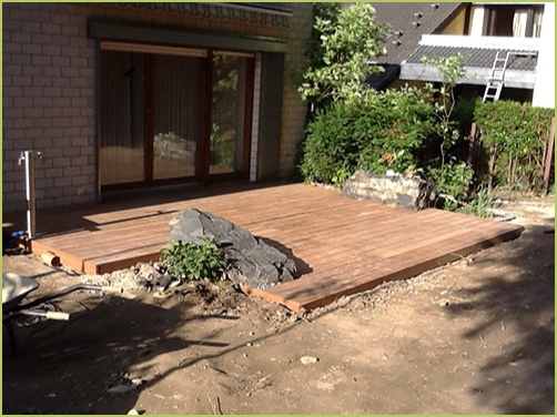 eine Garten Holzterrasse wird angelegt